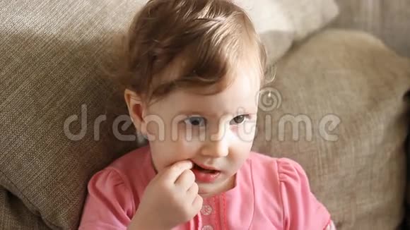 一个小女孩吃糖果视频的预览图