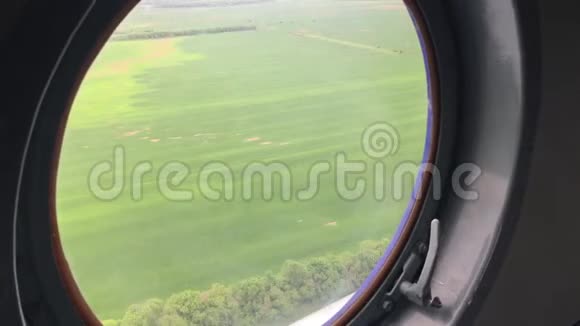 从直升机驾驶舱内看草地和田野在飞行过程中从直升机机舱观看视频的预览图