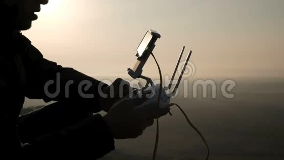 日落特写镜头时双手控制飞行直升机视频的预览图