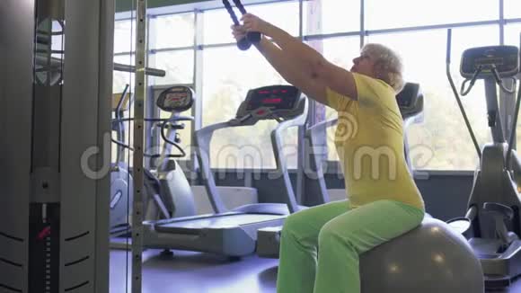 老年妇女在健身房锻炼器械视频的预览图