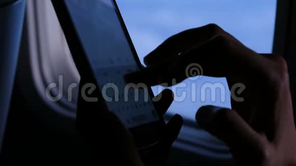 晚上女人在飞机上对着舷窗打电话留言手指视频的预览图