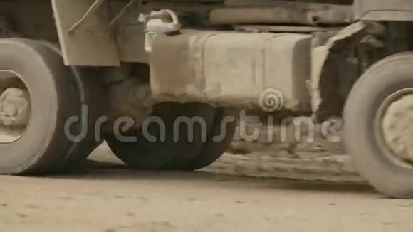 卡车车轮在土路上视频的预览图