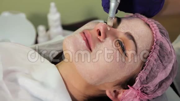 这位妇女在中间治疗时疼痛难忍用电子设备治疗鼻子皮肤视频的预览图