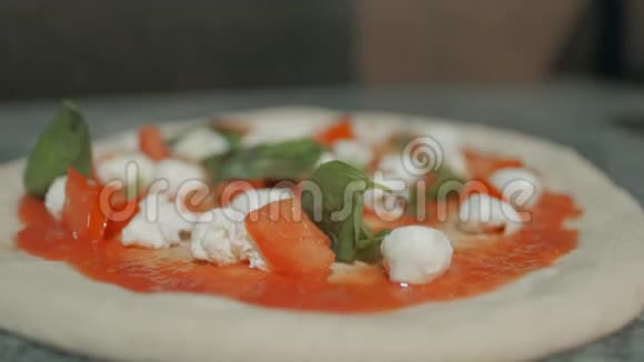 厨师们在餐馆里用西红柿准备披萨4K特写镜头视频的预览图