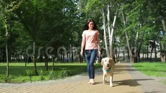 可爱的女人和她的狗一起散步视频的预览图