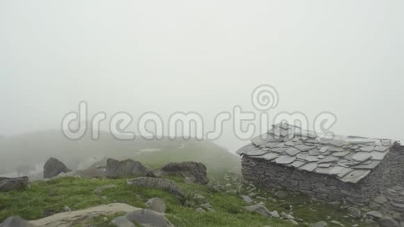 雾中喜马拉雅山斜坡上的高山村视频的预览图
