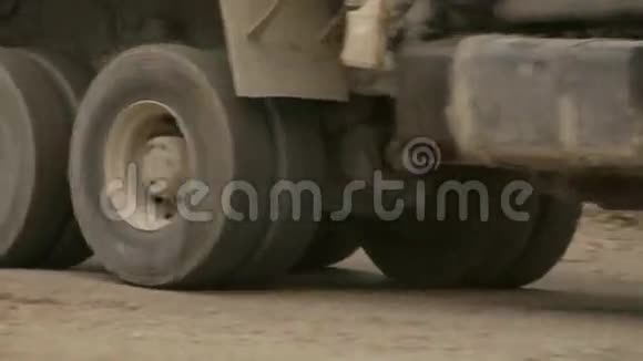 卡车车轮在土路上视频的预览图