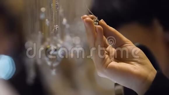 女士选择珠宝吊坠在精品店昂贵的钻石礼物财富视频的预览图