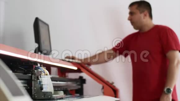 印刷操作员正在电脑印刷机上印刷生产视频的预览图