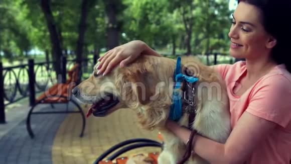 微笑美丽的女人享受与她的狗视频的预览图