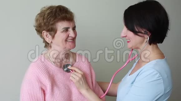 检查老年女性患者听诊器的医生视频的预览图