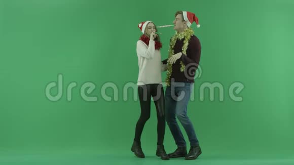 年轻的幸福夫妇庆祝圣诞节并与色度键一起跳跃背景视频的预览图