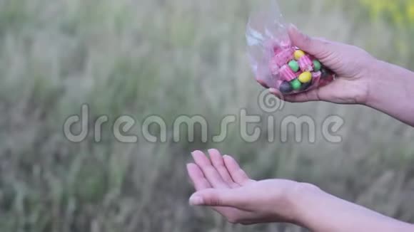 彩色糖果手工制作视频的预览图