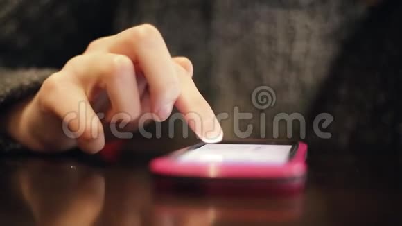 漂亮女人的手在智能手机上滚动在网上和客户聊天视频的预览图