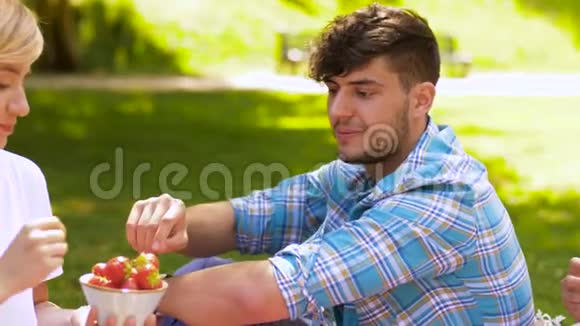 夏日野餐吃草莓的快乐朋友视频的预览图