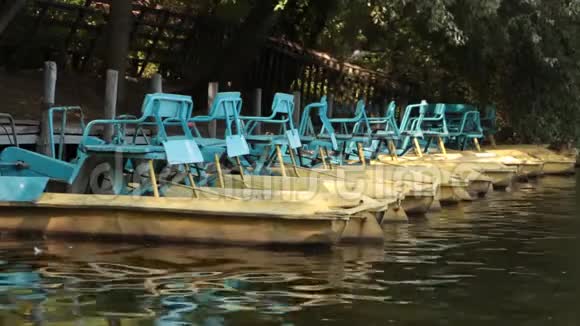 停在岸边的水上的卡达玛人租视频的预览图