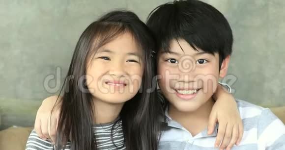 亚洲家庭幸福的肖像姐姐和哥哥的脸上一个看着的相机视频的预览图