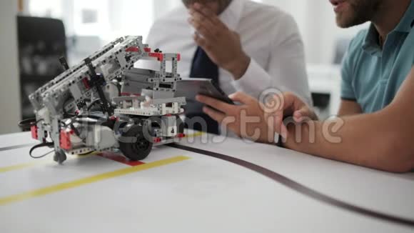 在工作室讨论机器人设计的近镜头视频的预览图