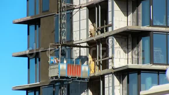 建筑高层建筑摩天大楼建筑者站在电梯上视频的预览图