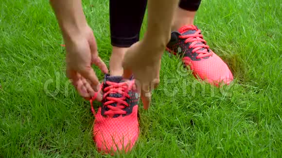 女跑步者准备鞋运动鞋的特写视频的预览图