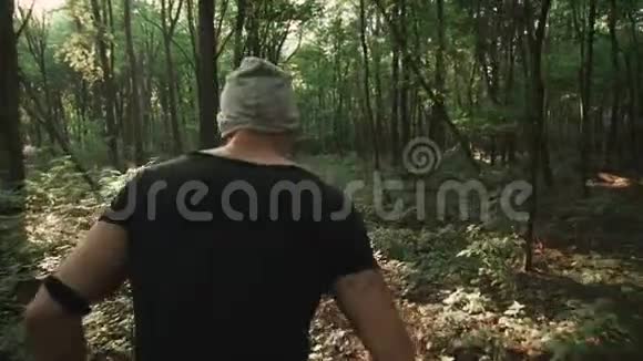 森林中男跑者的后景4K视频的预览图