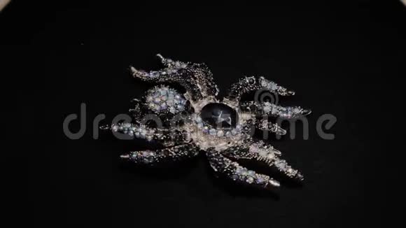 在黑色旋转支架上以蜘蛛的形式出现的胸针高级珠宝宏观的视频的预览图