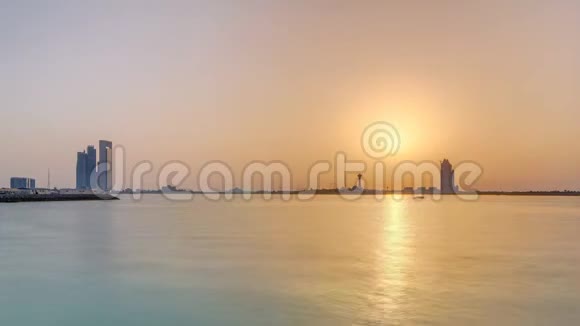 阿布扎比的日落在滨海岛时间推移视频的预览图