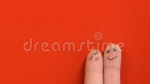 手指脸上的情侣在红色背景上被隔离在一起的概念视频的预览图