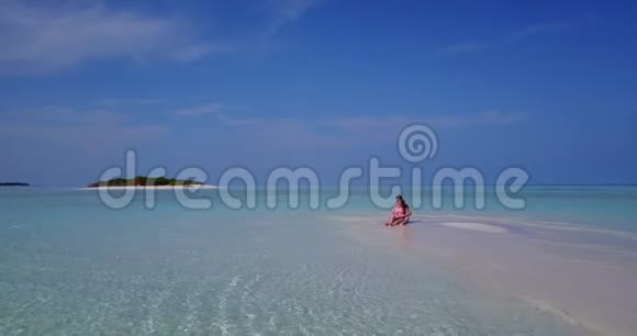 V03984飞机飞行无人机观马尔代夫白色沙滩2人年轻夫妇浪漫爱情阳光明媚视频的预览图
