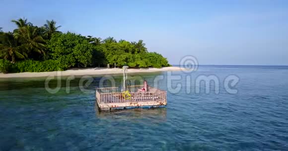 V03850无人驾驶飞机观看马尔代夫白色沙滩2人年轻夫妇男女在阳光明媚的热带地区放松视频的预览图