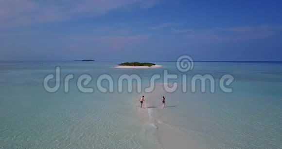 V03982飞机飞行无人机观马尔代夫白色沙滩2人年轻夫妇浪漫爱情阳光明媚视频的预览图
