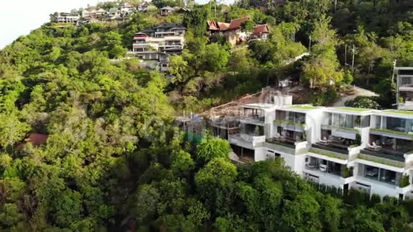 青山岭上的别墅雄伟的无人机景豪华别墅位于热带绿色山脉视频的预览图