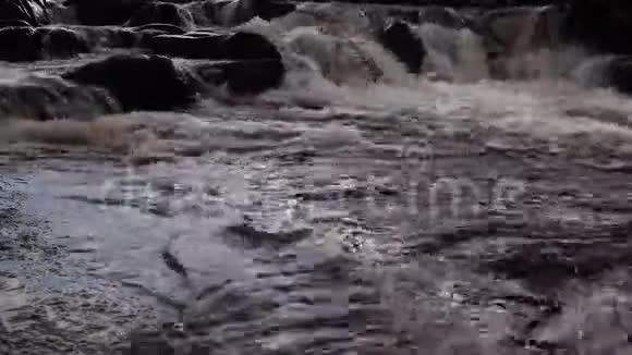 11月小瀑布和水流沿着萨瑟兰的一条苏格兰高地河视频的预览图