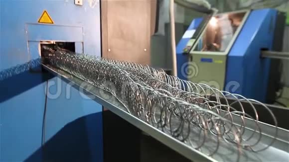整形床垫弹簧的制造一种生产弹簧的机器一种弹簧从机器中流出视频的预览图