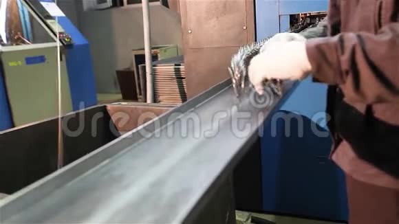 整形床垫弹簧的制造一种生产弹簧的机器一种弹簧从机器中流出视频的预览图