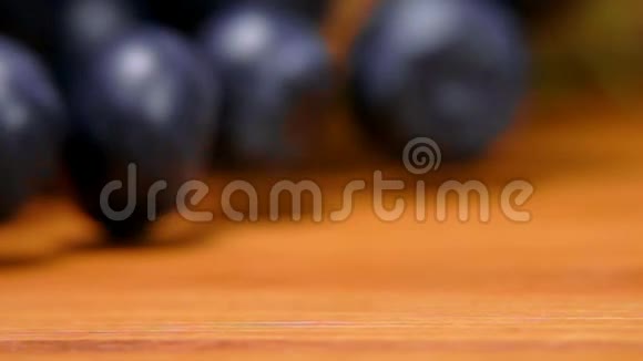 蓝莓卷在木桌上紧贴着视频的预览图