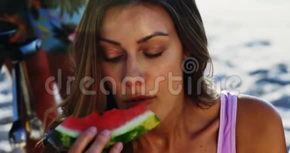 漂亮的女人有一个西瓜4k视频的预览图