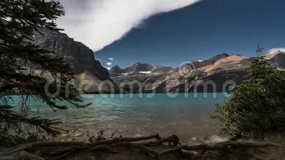 4K时间推移电影视频电影时间推移云移动超过弓湖在班夫国家公园艾伯塔省加拿大云朵是视频的预览图