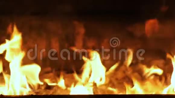 壁炉里燃柴的近镜头视频的预览图