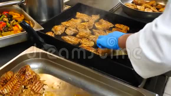 一盘即食烤蔬菜厨师准备鸡肉或火鸡片并堆放在托盘中视频的预览图