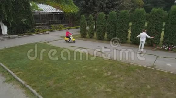 在公园里骑摩托车的小女孩无人机射击视频的预览图