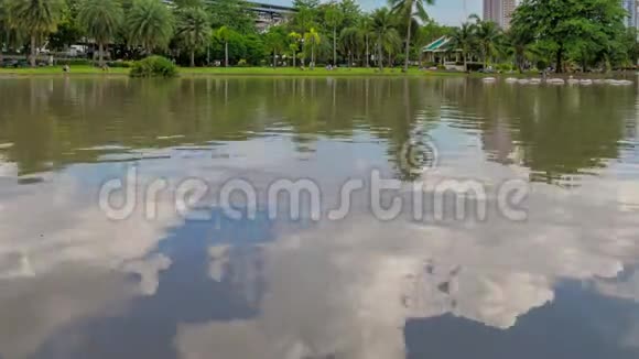 曼谷市中心的公园查图查克公园是周末很受欢迎的地方视频的预览图