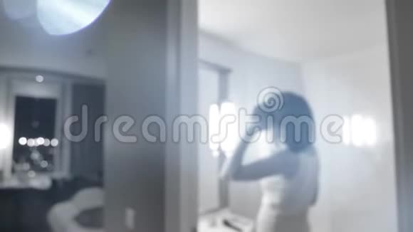 酒店浴室里的女人整理头发视频的预览图