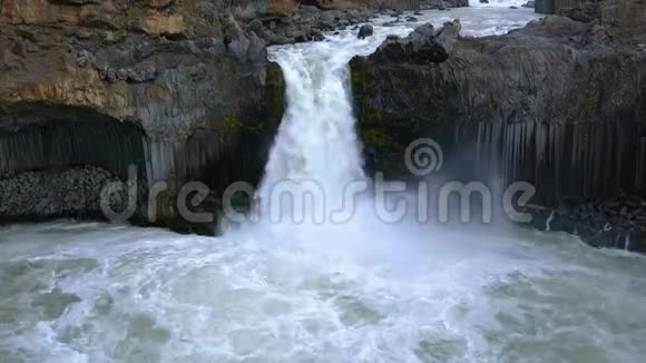 斯卡法兰达弗乔特河上阿尔迪雅弗斯瀑布的景色视频的预览图