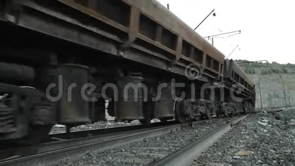 铁路车辆行驶的特写采石和采矿设备视频的预览图