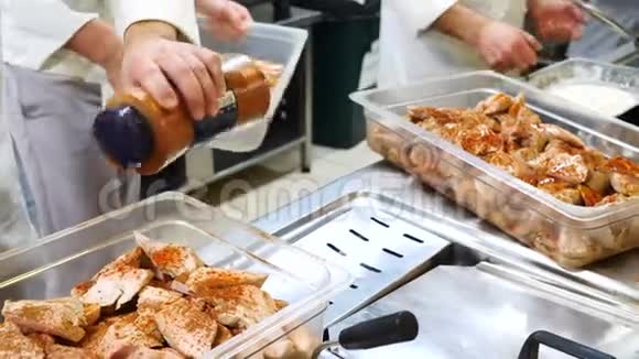 生鸡片部分厨师染色香料喷上姜黄特写视频视频的预览图