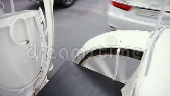 白色马车正沿着街道行驶结婚沥青车轮特写视频的预览图