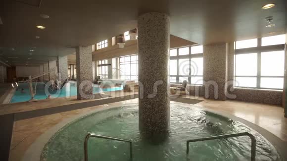 桑拿浴室有一个大游泳池视频的预览图