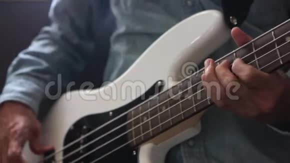 音乐家演奏低音吉他手指风格的工作室视频的预览图