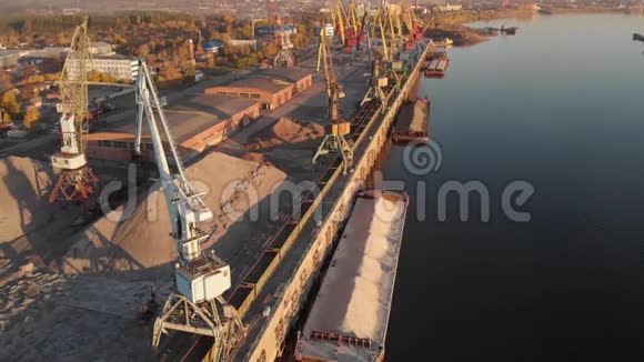 港河起重机装载船舶在驳船交付视频的预览图